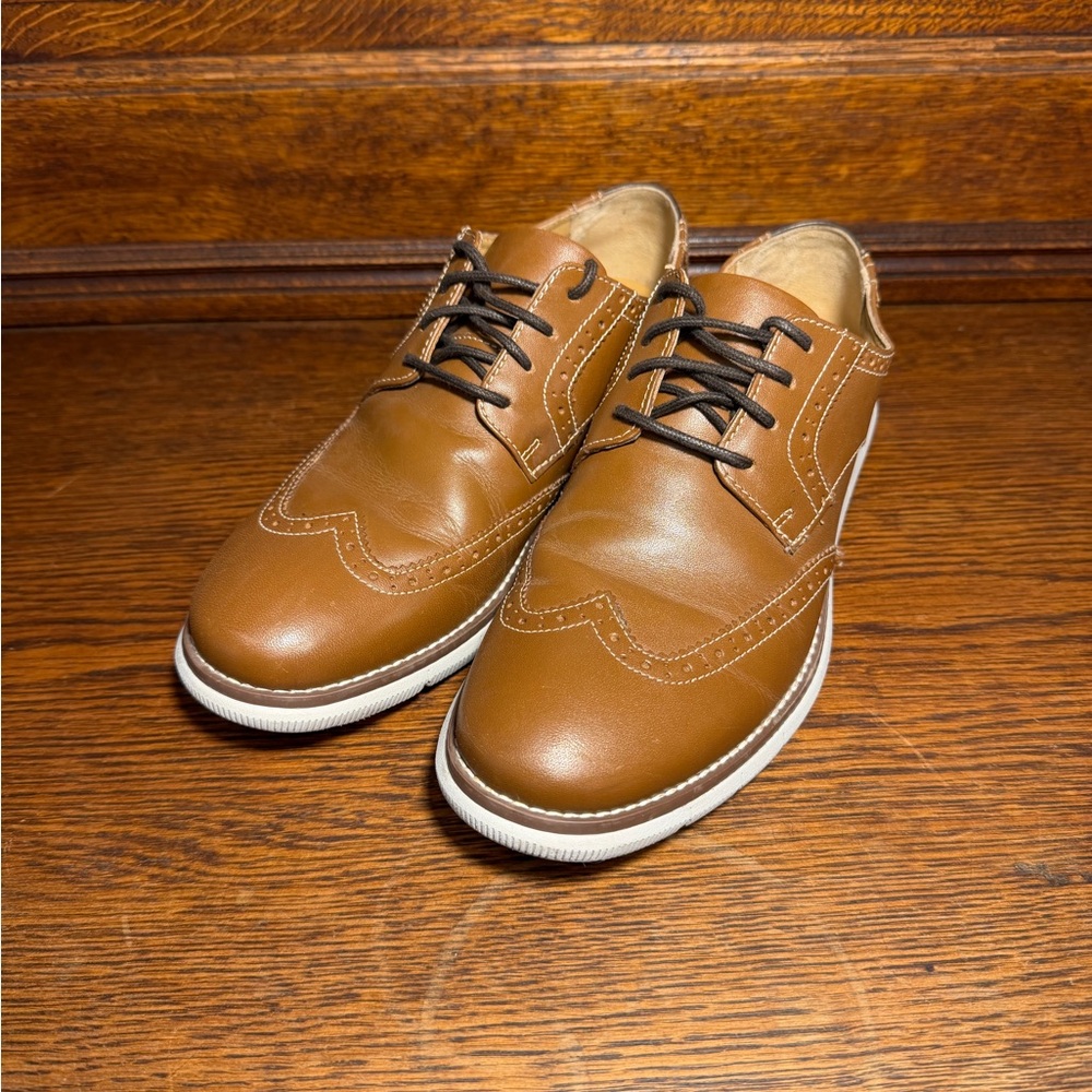 Johnston & Murphy Tan Kids Dress Shoes. Size 5.
